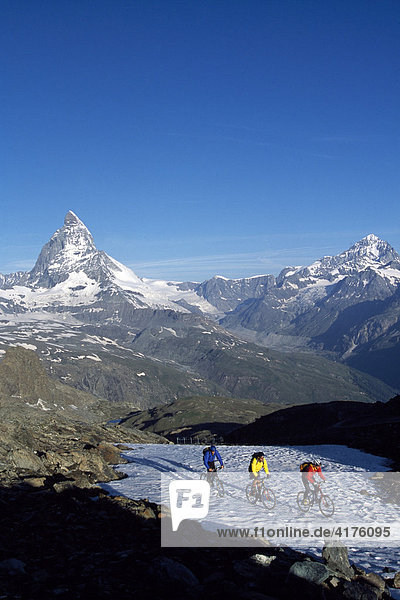 Mountain bikers  the Matterhorn  Riffelalp  Valais  Switzerland  Europe