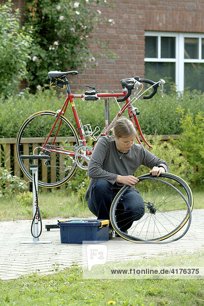 Frau repariert fahrrad