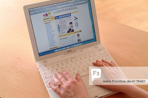 Frau an computer online bei auktionen internet geschäften