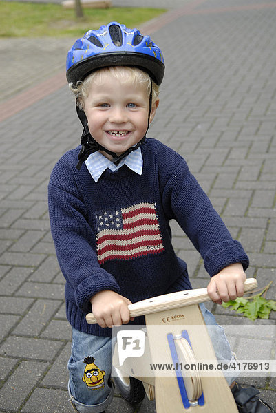 Kind mit fahrradhelm