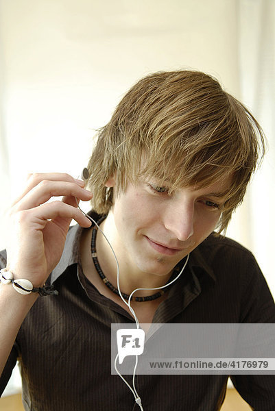 Junger Mann mit Apple Ipod