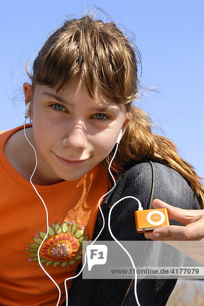 Mädchen hört Musik mit dem Apple IPod shuffle2 MP3 Player