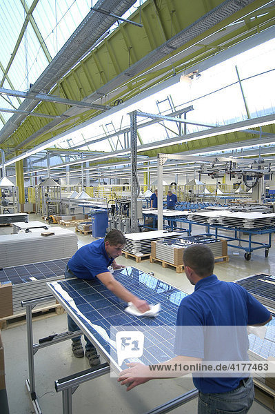 Produktion von Solarmodulen bei der SOLON AG  Greifswald  Mecklenburg-Vorpommern  Deutschland