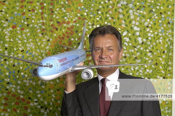 Michael Frenzel  CEO Vorstand der TUI AG  mit einem Flugzeugmodell.