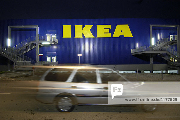 Möbel- und Einrichtungshaus IKEA  Berlin-Tempelhof  mit fahrendem Auto