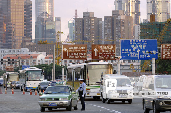 Polizist im Strassenverkehr  Hochhaeuser im Stadteil Lujiazui  Bezirk Pudong  Shanghai  China