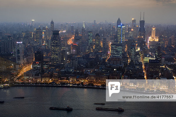 Blick vom Oriental Pearl Tower  vorn der Fluss Huangpu  Shanghai  China
