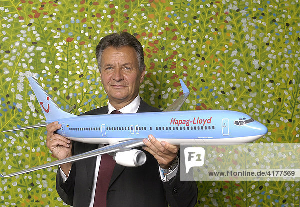 Michael Frenzel  CEO Vorstand der TUI AG  mit einem Flugzeugmodell.