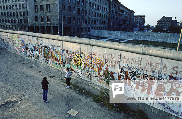 Mann fotografiert Frau an der Berliner Mauer  vor 1989  Wilhelmstrasse  Berlin  Deutschland