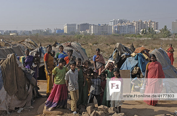 Frauen und Kinder an einer Zeltsiedlung am Rande einer Hauptstrasse   Hyderabad  Indien