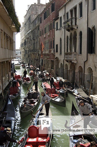 Viele Gondeln in Venedig  Italien