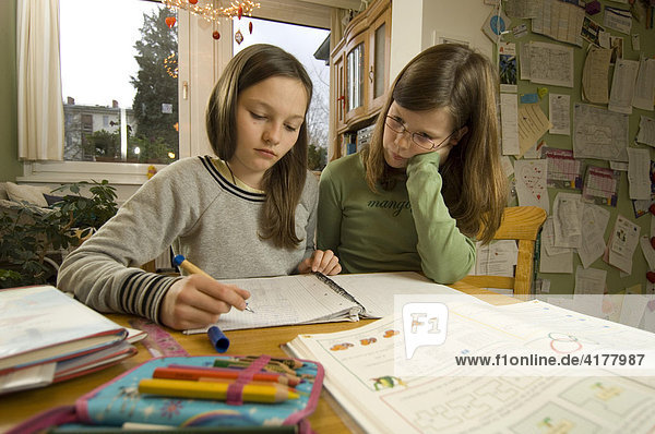 10jährige Mädchen bei Hausaufgaben