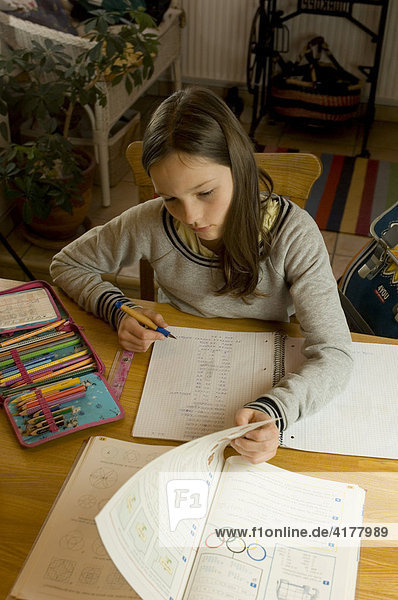 10jähriges Mädchen bei Hausaufgaben