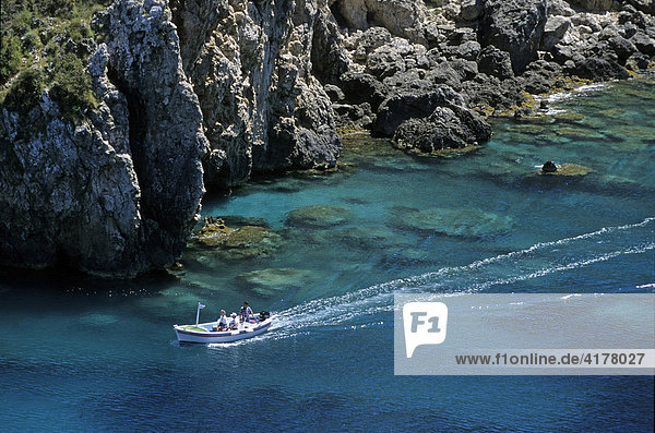 Boot mit Touristen an der Küste  Korfu  Griechenland