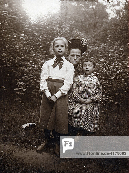 Mutter mit zwei Töchtern im Park  ca. 1906