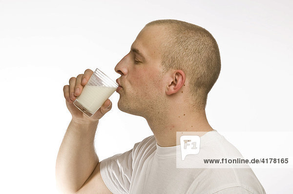 Mann mit einem Glas Milch