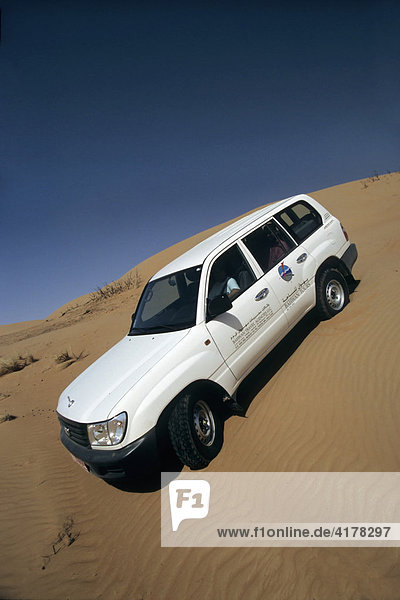Toyota Land Cruiser Geländewagen fährt Düne herunter  Wahiba Sands  Oman  Arabische Halbinsel  Asien
