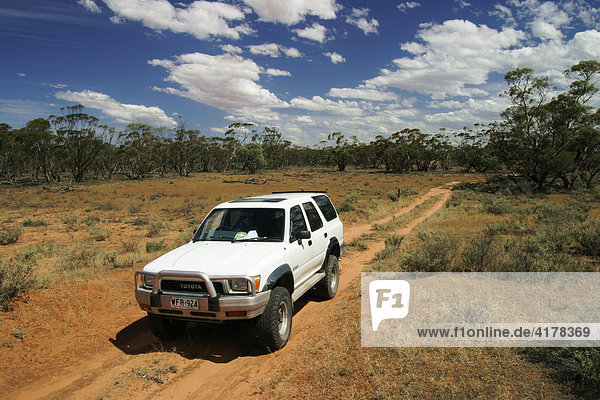 Geländewagen in der Australischen Wüste  Süd Australien