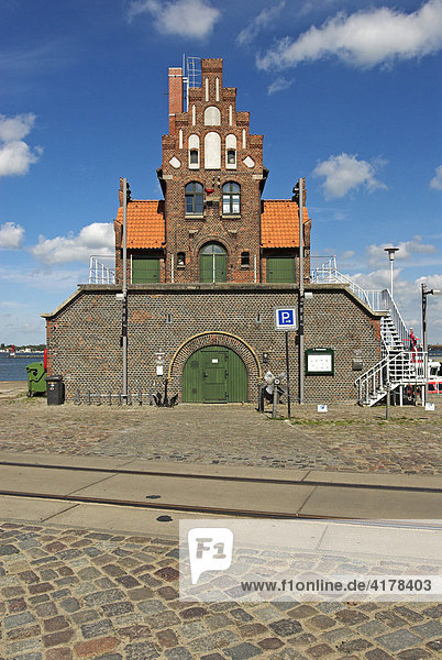 Altes Lotsenhaus am Hafen der Hansestadt Stralsund  Mecklenburg-Vorpommern  Deutschland  Europa