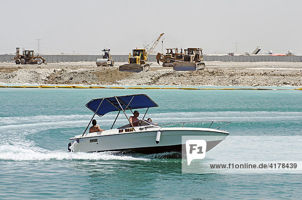 Wassersport vor einer Großbaustelle im Emirat Abu Dhabi  Vereinigte Arabische Emirate  VAE  Asien