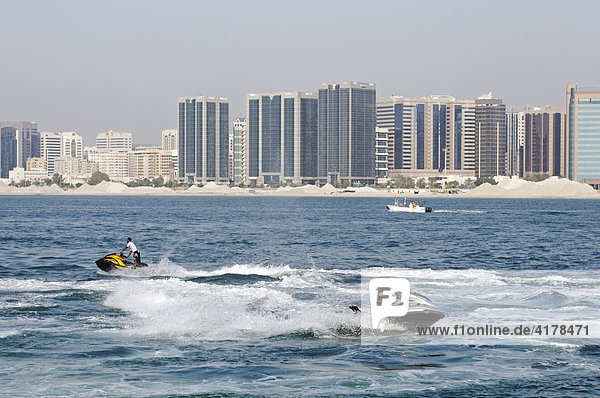 Jetboot-Fahrer vor der Skyline von Abu Dhabi Stadt  Emirat Abu Dhabi  Vereinigte Arabische Emirate  VAE  Asien