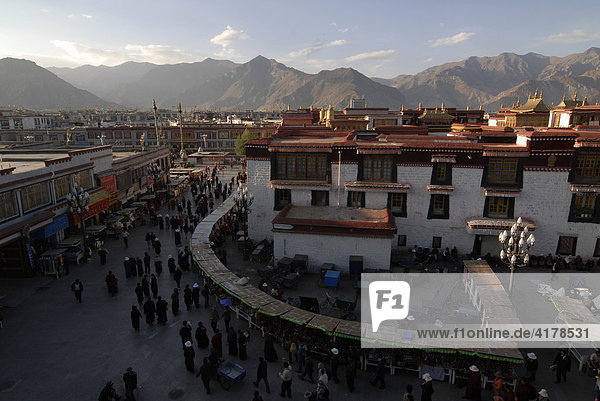 Jokhang Temple and Barkhor Square  Shrine  Lhasa  Tibet (China)  Asia