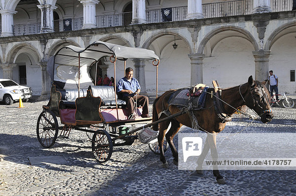 Pferdekutsche  Antigua  Guatemala  Zentralamerika