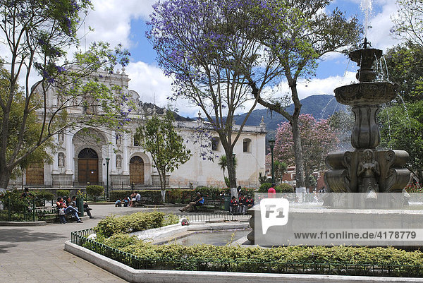 Catedral de Santiago  Fuente de las Sirenas  Parque Central  Antigua Guatemala  Guatemala  Mittelamerika