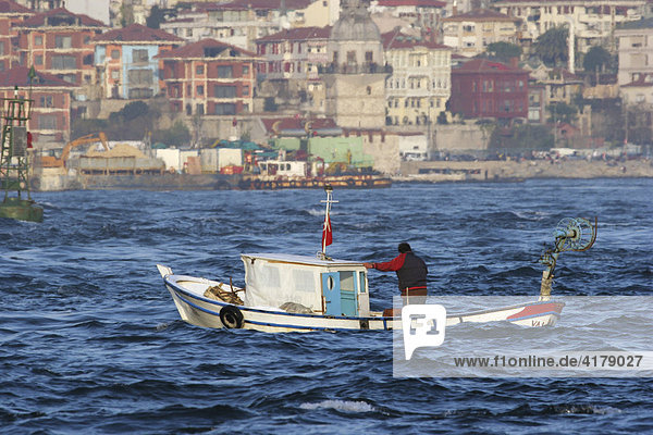Kleines Fischerboot vor der Häuserkulisse Istanbuls  Türkei
