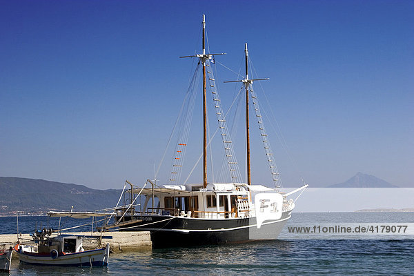 Segelyacht Freedom am Steg in Fahrtrichtung Mount Athos  Griechenland  Europa