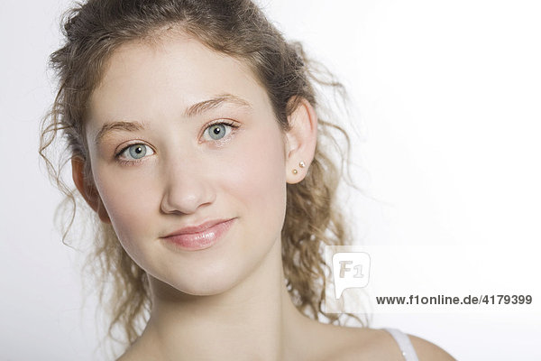 Lächelnde junge Frau vor weißem Hintergrund