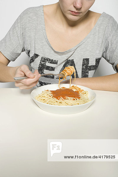 Junge Frau ißt Spaghetti