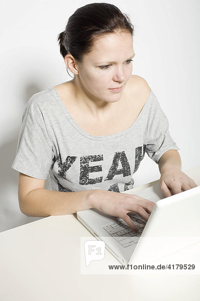 Junge Frau arbeitet an einem Laptop