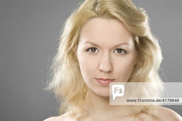Portrait einer jungen blonden Frau