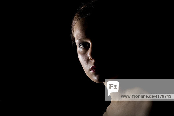 Portrait einer jungen Frau bei starkem Seitenlicht