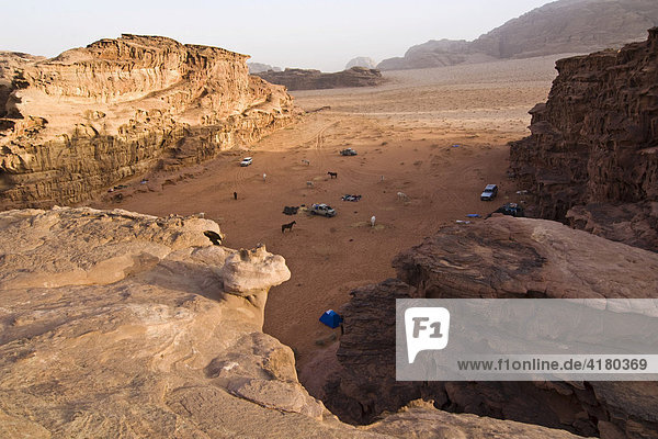 Lager mit Pferden in der Wüste Wadi Rum  Jordanien  Naher Osten