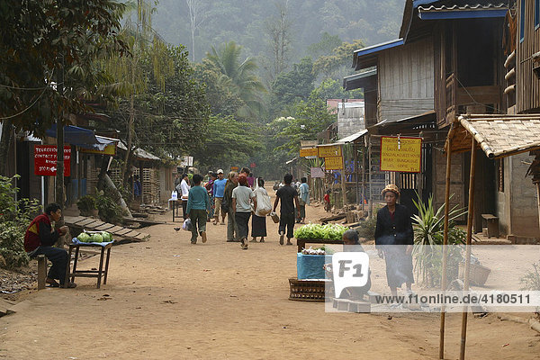 Hauptstrasse im abgelegenen Dorf Muang Ngoi Neua in Nordlaos Muang Ngoi Neua Laos