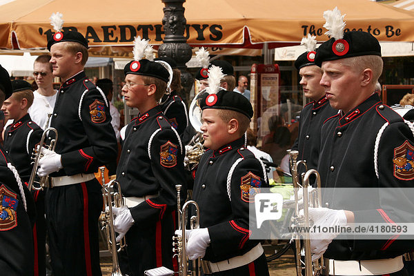 Trompeter einer Parade mit Spielmannszügen auf dem Marktplatz von Delft  Niederlande