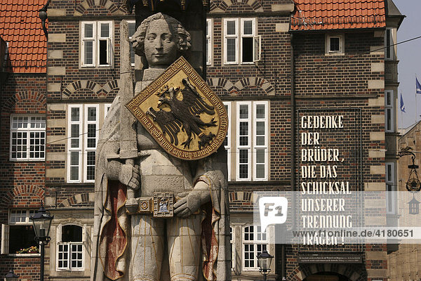 Die Statue Der Roland ist Mittelpunkt und Wahrzeichen der Stadt Bremen  Bremen  Deutschland  Europa