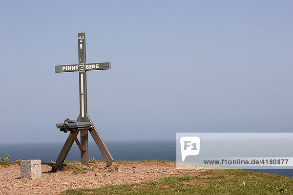 Gipfelkreuz auf Helgoland markiert den mit 61  3 Metern höchsten Punkt im Kreis Pinneberg  Schleswig-Holstein  Deutschland  Europa