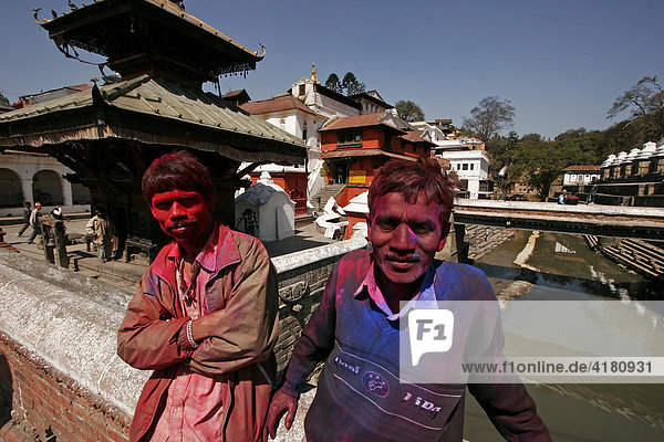 Holi ist ein indisches Frühlingsfest  wie hier im Tempelbezirk von Pashupatinath wird ausgelassen gefeiert und man besprengt und bestreut sich gegenseitig mit gefärbtem Wasser und Puder. Kathmandu  Nepal  Asien