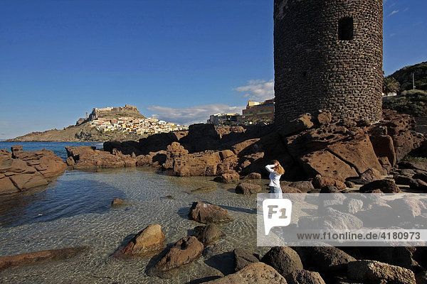 Touristin im Meer bei Castelsardo auf Sardinien  Italien