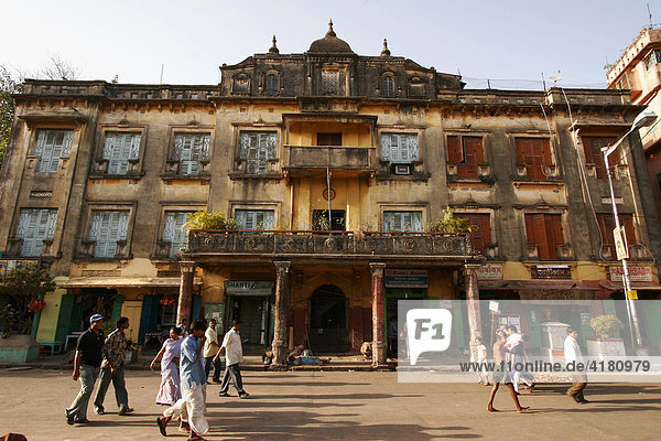 Colonial-era building ripe for renovation in Kolkata  West Bengal  India  Asia