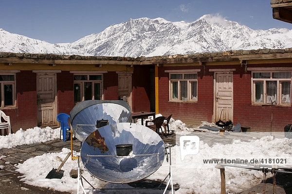 Solarkocher im Bergdorf Jharkot auf der Route des Jomsom-Treks Jharkot, Nepal, Asien