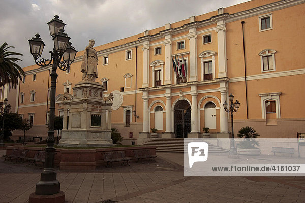 Piazza Eleonora di Arborea mit einer lebensgrossen Statue der Richterin in Oristano  Sardinien  Italien