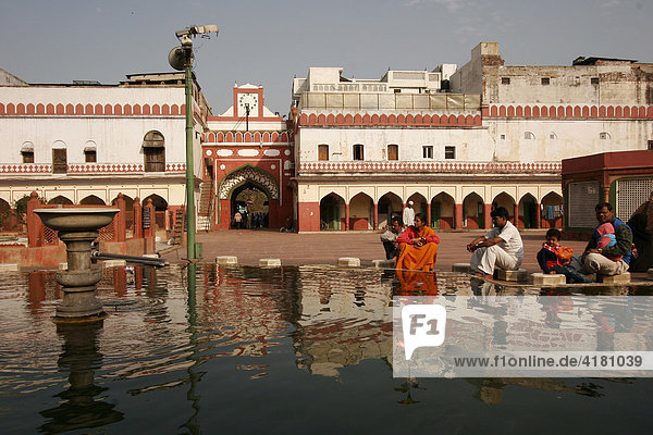 Brunnen im Innenhof einer Moschee in Delhi  Indien  Asien