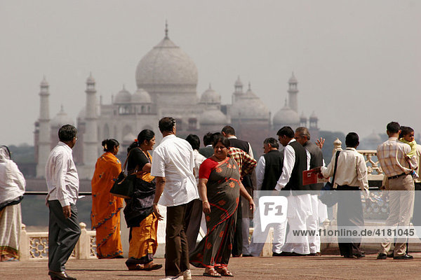 Indische Touristen am Roten Fort in Agra  im Hintergrund das Taj Mahal  Agra  Indien  Asien