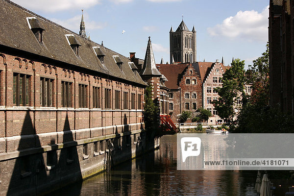 Grachten und Kanäle in Gent  im Hintergrund der Turm der St. Nikolaus-Kirche Gent Belgien Europa