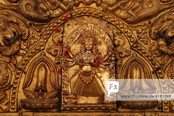 Mehrarmige goldene Götterfigur an einem Portal in der Altstadt von Bhaktapur  Nepal  Asien
