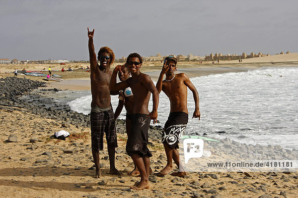 Fröhliche Jugendliche am Strand vor dem riesigen Hotel Riu Funana + Garopa  Insel Sal  kapverdische Inseln  Kap Verde  Afrika